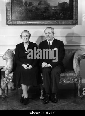 Le premier ministre britannique Harold Macmillan et son épouse Dorothy Macmillan à Downing Street le 15 janvier 1957 à Londres, Royaume-Uni. Banque D'Images