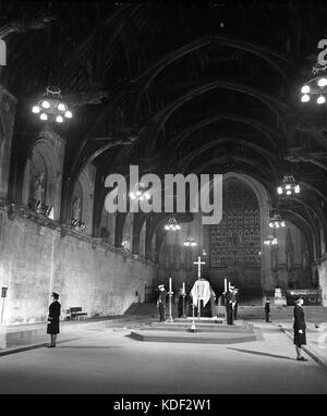 Westminster Hall, Londres. Le corps de Winston Churchill en chapelle ardente Janvier 1965 Banque D'Images