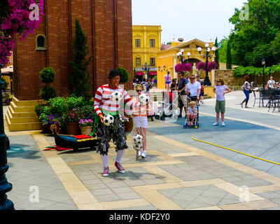 Les enfants regarder street performer dans Epcot, Disney World, Floride, USA Banque D'Images