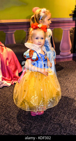 Petite fille portant un costume de Blanche Neige Disney Disney World en Floride Banque D'Images