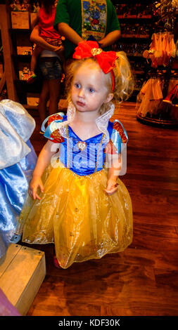 Petite fille portant un costume de Blanche Neige Disney Disney World en Floride Banque D'Images