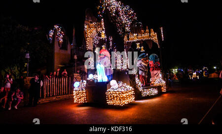 Magic Kingdom, Princess Parade, le soir, d'artifice, à Disney World, en Floride, USA parade magique Disney parade de nuit lumières sept nains Banque D'Images