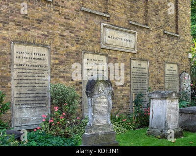 LONDRES, Royaume-Uni - 25 AOÛT 2017 : grandes plaques commémoratives et pierres tombales sur le terrain de la chapelle John Wesley dans City Road Banque D'Images