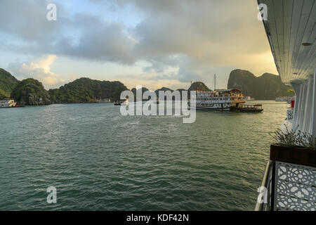 Croisière dans la baie d'Halong relaxant Banque D'Images