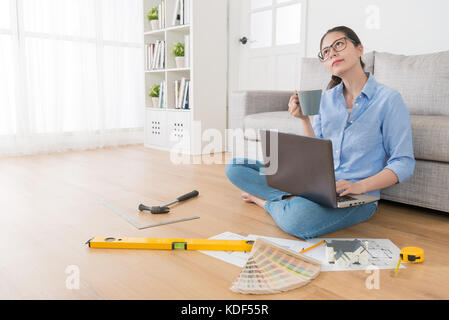 Belle femme élégante pensée conseiller concepteur comment transformer house et assis sur marbre avec beaucoup d'outil de conception. Banque D'Images