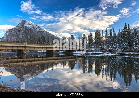 Bow River Bridge et vue sur le paysage de Snowy Rundle Mountain Peak. Parc national pittoresque Banff montagnes Rocheuses Alberta Canada Banque D'Images