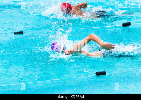 Chiang Mai, Thaïlande - 11 octobre 2017 - Les jeunes nageurs masculins en course course acrobatique dans une école piscine dans Chiang Mai, Thaïlande, le 11 octobre Banque D'Images