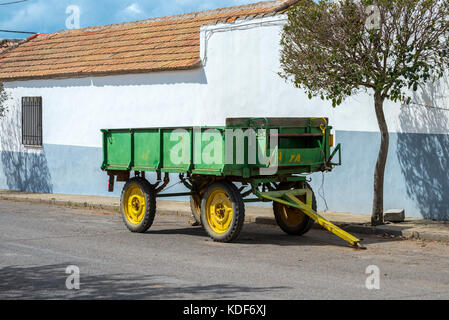 Vieille ferme trailer garé dans la rue dans un petit hameau dans la Mancha, province de Ciudad Real, Espagne Banque D'Images