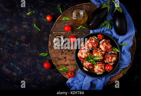 Rouleaux d'aubergines (aubergine) avec de la viande en sauce tomate. Télévision. Vue de dessus Banque D'Images