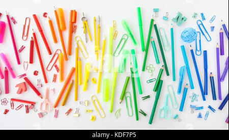 Variété de fournitures scolaires en couleurs arc-en-ciel lumineux Banque D'Images