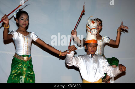 De jeunes Cambodgiens effectuer la danse traditionnelle, avec l'un comme un cheval, Siem Reap, Cambodge Banque D'Images