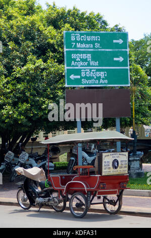 Les motos et les tut tuts, indépendamment de combien de personnes sont à leur sujet, sont il norme dans Siem Reap Banque D'Images