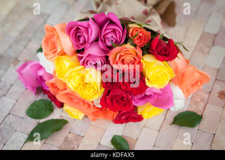 Roses de couleurs vives sur un fond rustique en pierre de 600x600 Banque D'Images