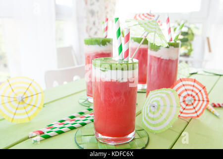 Smoothie coloré avec du jus de kiwi et de pastèque Banque D'Images