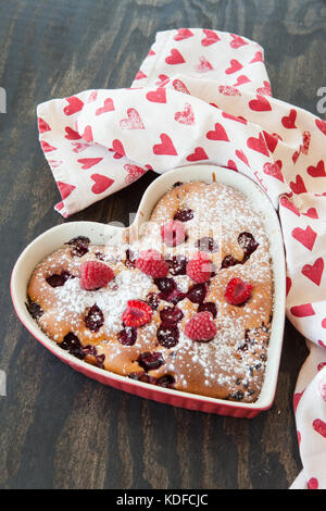 Gâteau au coeur avec sucre en poudre et framboises fraîches Banque D'Images