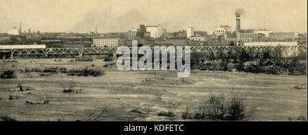 Cette photographie d'environ 1907 montre la ville de Richmond vue de l'autre côté de la rivière James. L’image offre une perspective historique du paysage et de l’infrastructure de la ville au début du XXe siècle. Banque D'Images