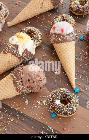 Variété de glaces en cornets gaufres avec du chocolat et de l'asperge Banque D'Images