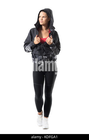Superbe veste survêtement à la sportive heureux avec hoodie sur la tête à up smiling. pleine longueur du corps portrait isolé sur fond blanc. Banque D'Images