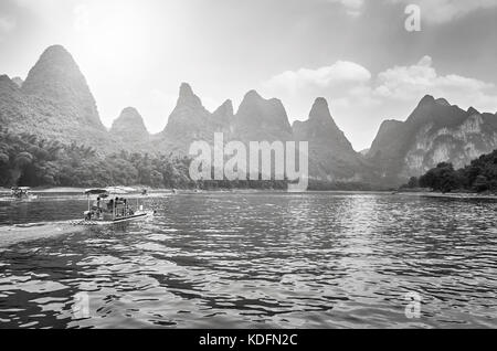 Paysage avec la rivière li radeaux en bambou de Guilin à xingping, Chine. Banque D'Images