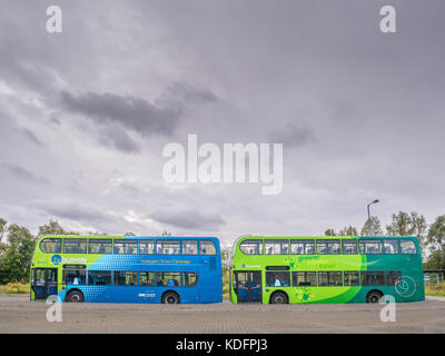 Deux autobus à deux étages avec à la gare routière de St Ives Cambridgeshire sur le Busway guidé, en Angleterre. Banque D'Images