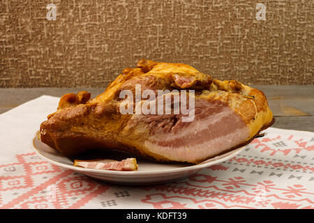 Un morceau de boeuf fumé dans un plat sur une serviette. Banque D'Images