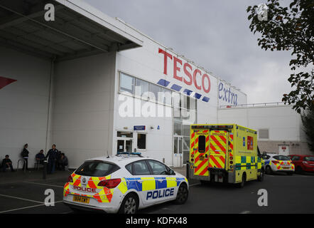 Les services d'urgence à l'extérieur d'un magasin Tesco extra dans la lecture où un ancien travailleur de sécurité ont organisé une journée de protestation dans l'espace du toit du supermarché manifestant contre son limogeage. Banque D'Images