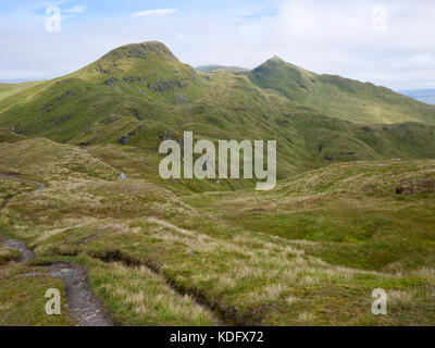 Les pics de Beinn nan Eachan (L) et Meall Garbh (R) vu de Creag na Caillich Tarmachan Ridge sur l'Écosse. Banque D'Images