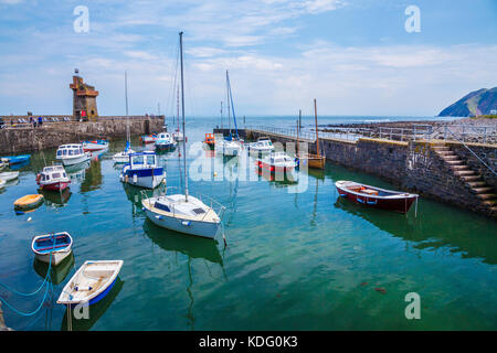 Bateaux amarrés dans le port de Lynmouth Devon. Banque D'Images