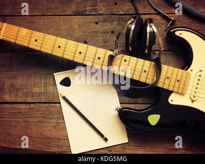 Concept image, musique guitare vintage avec de vieux casque utilisé sur un fond de bois rustique, jazz, rock ou blues music concept Banque D'Images