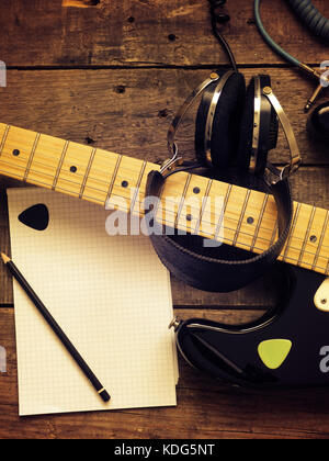 Concept image, musique guitare vintage avec de vieux casque utilisé sur un fond de bois rustique, jazz, rock ou blues music concept Banque D'Images