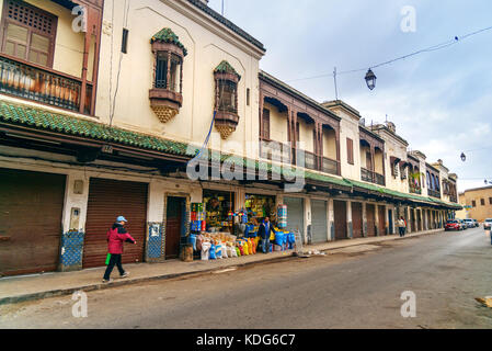 Fes, Maroc - Jan 14, 2017 : Avis de bâtiments sur la rue du Mellah, quartier juif à Fes Banque D'Images