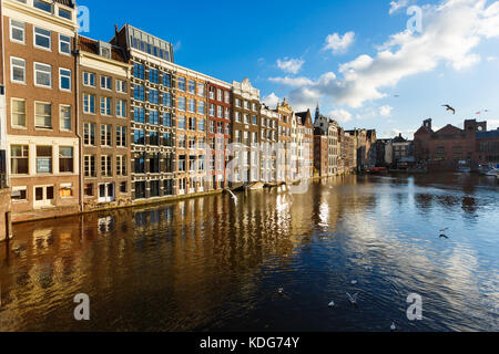 Amsterdam, pays-Bas - 22 septembre 2017 : les maisons hollandaises traditionnelles se reflètent dans l'eau, situées sur la rue Damrak Banque D'Images