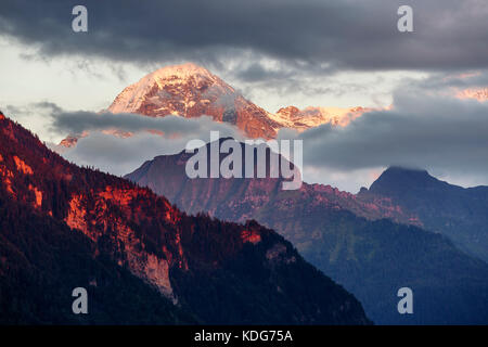 Oberland bernois - dernière lumière sur l'Eiger depuis Unterseen, Interlaken, Suisse Banque D'Images