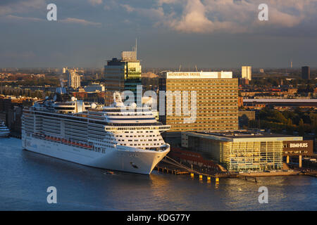 Amsterdam, Pays-Bas - 22 septembre 2017 : msc preziosa bateau de croisière est amarré dans une baie d'Amsterdam à l'heure du coucher de soleil. Banque D'Images