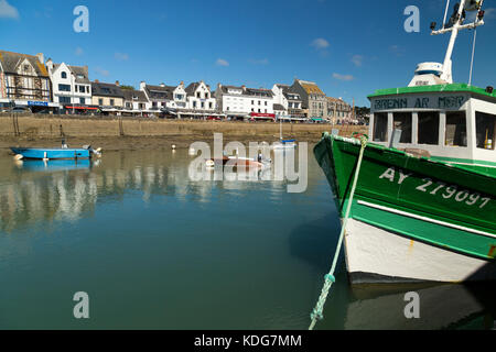 Bateau de pêche vert et blanc en Bretagne port. Banque D'Images