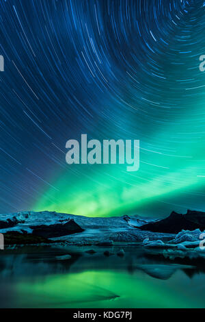 Une longue exposition de Fjallsarlon Glacial Lagoon avec Star trail et Northern Lights (aurores boréales), Islande Banque D'Images