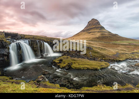 Kirjufell Mountain au coucher du soleil avec Kirkjufellfoss Cascade, GrundarFjordur, Islande, de Snæfellsnes Banque D'Images