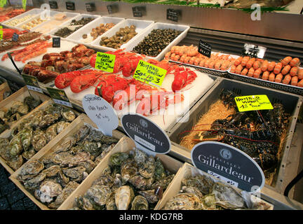 Décrochage du marché du poisson en France avec une variété de poissons et fruits de mer sur l'offre avec étiquettes de prix Banque D'Images