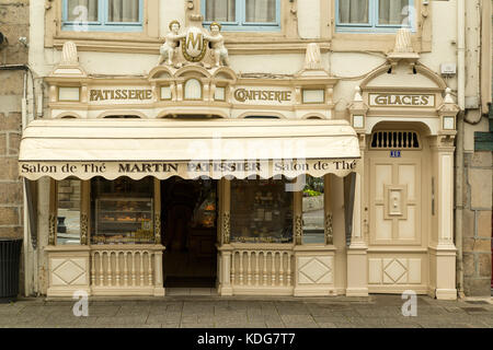 Extérieur de la pâtisserie française traditionnelle à l'ancienne en Bretagne, en France Banque D'Images