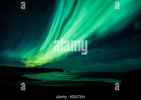 Northern Lights (aurores boréales) sur Vik de Dyrhólaey, Islande Banque D'Images