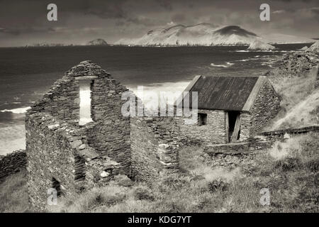 Ruines de maisons en pierre. Slea Head Drive. Comté de Kerry, Irlande Banque D'Images