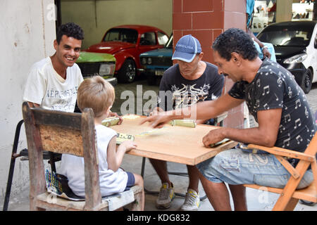 Les hommes jouent aux dominos Havana Vieja Cuba Banque D'Images