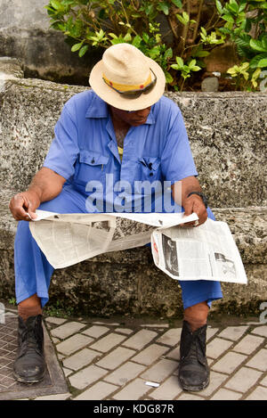 Lire le journal de l'homme cubains La Havane Banque D'Images