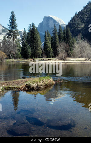 Dans la rivière Merced Yosemite National Park avec demi-dôme en arrière-plan Banque D'Images