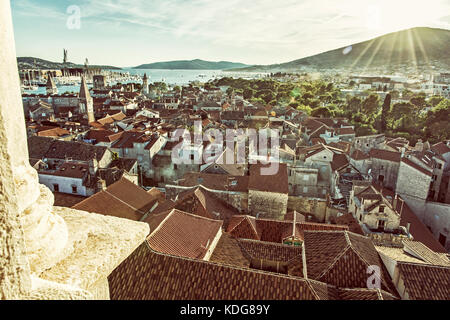 Ville historique de Trogir cathédrale de St Laurent, l'unesco, la Croatie, coucher de scène. destination. scène architecturale. vacances d'été. vieille phot Banque D'Images