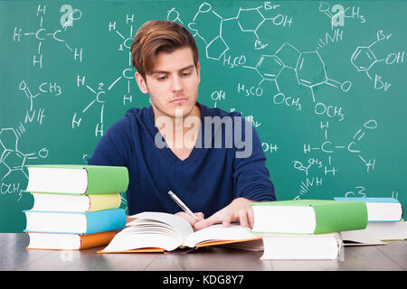 Portrait d'un jeune homme en chimie Banque D'Images