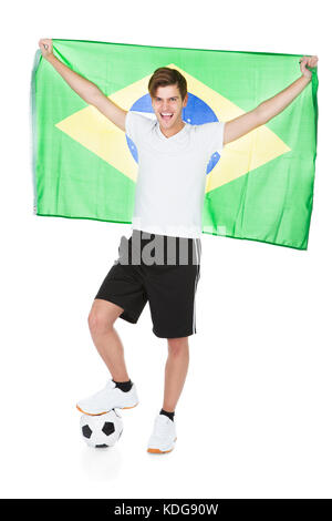 Soccer Player Holding Drapeau Brésil sur fond blanc Banque D'Images