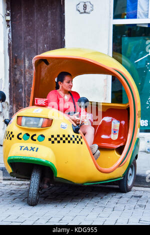 La femme cubaine , Coco Taxi Driver Banque D'Images