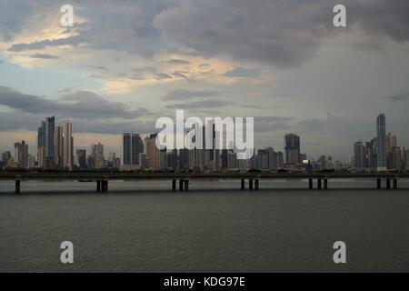 Vue de la ville de Panama, au crépuscule de la ville vieille ville avec cinta costera sur l'avant-plan Banque D'Images