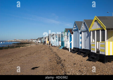 Cabines de plage, Thorpe bay, près de Southend, Essex, Angleterre Banque D'Images